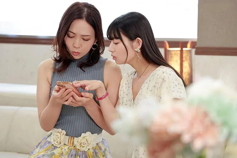 Người phụ nữ có ông chồng rủ cô bạn thân cùng vụng trộm với trai trẻ qua mạng