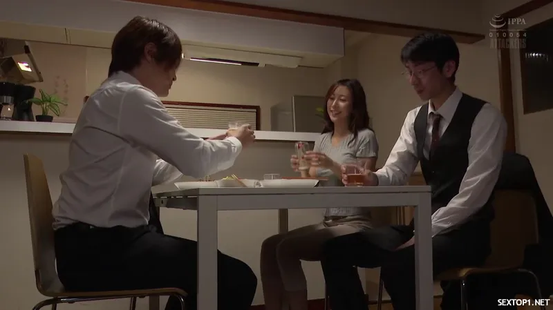 đến nhà tiền bối ở nhờ, cưỡng dục luôn vợ yêu sếp